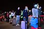 Rejsende stillede sig i kø ved togstationen efter midnat for at forlade Wuhan. Siden 23. januar har Wuhan, hvor coronavirusset har sit oprindelige epicenter, været lukket ned, og folk har mere eller mindre været isoleret i deres hjem.


