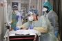 Sygeplejersker tilser en coronasmittet patient på et hospital i Bagnolet tæt på hovedstaden Paris. Frankrig - der nu er på sin 23. dag med nedlukning - har registreret i alt 10.869 døde med coronasmitte.
