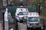 I New York City alene er 4571 mennesker døde som følge af coronavirus. Her ses ambulancer foran et felthospital, der er etableret i byens berømte Central Park på Manhattan, onsdag.
