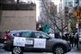 En kvinde holder et flag op for at takke sundhedspersonale udenfor NYU Langone Hospital på Manhattan i New York.