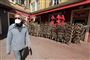 En mand solbader i vinduet over en lukket restaurant i den sydfranske by Nice, hvor en enkelt forbipasserende beskytter ansigtet med en maske. Nedlukningen af Frankrig er forlænget til 11. maj, meddelte præsident Emmanuel Macron mandag aften.