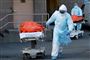 Sundhedsmedarbejdere fragter ligene af to coronapatienter ud af Wyckoff Heights Medical Center i Brooklyn i New York City.