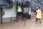 Frivillige forsøger at redde et oversvømmet hus, efter at den tropiske cyklon Harold ramte Vanuatu.
