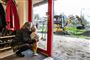 Allerede inden coronakrisen begyndte, havde vuggestuen DUI i Aalborg planlagt at udvide. Det giver god underholdning for nogle af børnene i institutionen onsdag, at de kan kigge ud på store maskiner. Vuggestuen bliver ændret både inden- og udendørs, og det giver både pædagoger og børn bedre mulighed for at holde afstand og vaske hænder.