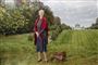 På billedet i slotsparken ved Fredensborg Slot står Dronningen med gravhunden Tilia. Den var oprindeligt Prins Henriks hund.
Om at have gravhunden med på billedet siger fotograf Per Morten Abrahamsen: 
- Det er en gave at have en hund med på billedet, for det kontrollerede kan ikke lade sig gøre, når man har et dyr med.