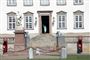 Dronning Margrethe vinker til de mange, der er mødt op foran Fredensborg Slot i anledning af hendes 80-års fødselsdag.
