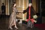 Statsminister Mette Frederiksen (S) og dronning Margrethe hilser på hinanden i Det Kongelige Teater i forbindelse med en fejring af 100-året for genforeningen. I de seneste uger har det dog været corona-krisen, som har defineret forholdet mellem dronningen og statsministeren.
- Corona-krisen påvirker det forhold, dronningen og jeg har til hinanden. Det er en anden måde at tale sammen på. Det er en anden fortrolighed, intensitet og alvor, siger Mette Frederiksen.
