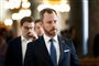 Venstre-formand Jakob Ellemann-Jensen mener, at det er gået for langsomt med at genåbne de liberale erhvev, som har været lukket for at forhindre smittefare. Socialdemokratiets politiske ordfører, Jesper Petersen, beskylder Venstre for at blæse og have mel i munden, fordi Ellemann-Jensen selv har ytret ønske om at blive inddraget i beslutningerne.