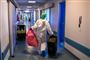 En medarbejder på intensivafdelingen på hospitalet i byen Cremona. For tredje dag i træk er antallet af aktive smittetilfælde faldet.