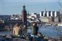 Folk nyder foråret i Stockholm i Sverige, der er det land med klart flest coronadødsfald i Norden.