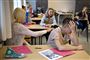 Uanset hvad kommer de ædste folkeskoleelever ikke til at sidde tæt som tidligere lige foreløbig. Flere kommuner er i det hele taget i tvivl om, hvordan de skal finde plads og lærerkræfter til de store elever, hvis den næste fase af genåbningen tillader, at også de vender tilbage til skolebænken. (Arkivfoto)