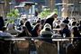 I Sverige er det stadig muligt at gå på bar og restaurant, selv om der er registreret knap 2300 dødsfald blandt coronapatienter. Nu ændrer de svenske sundhedsmyndigheder praksis, så det fremover bliver lettere at sammenligne daglige dødstal. (Arkivfoto).