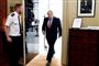 Den britiske premierminister, Boris Johnson, er tilbage på sit kontor i Downing Street 10 i det centrale London mandag. Han er en af de mange millioner, der har været syg af coronavirus. Johnson tilbragte nogle dage på intensivafdelingen på et af Londons hospitaler og var sygemeldt fra sit arbejde i alt tre uger.