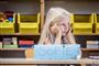 Sofie Bjerrum er kommet ud i sin klasse og er spændt på hendes første skoledag i 0-klasse på Trællerupskolen i Gevninge nær Roskilde. De ældste elever undervises stadig virtuelt.