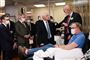 Den maskeløse vicepræsident Mike Pence slår sammen med læger og rådgivere ring om Dennis Nielson, der er ved at komme sig efter et sygdomsforløb med Covid-19. Mayo Clinic i Minnesota havde ellers gjort opmærksom på, at mundbind er obligatorisk inde på hospitalet.