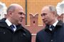 Premierminister Mikhail Misjustin (t.v.), der her ses sammen med Ruslands præsident, Vladimir Putin, er bekræftet smittet med coronavirus og lader sig nu isolere.