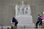 Donald Trump forklarede sig om coronavirusset til Fox News ved statuen af den tidligere præsident Abraham Lincoln ved navn The Lincoln Memorial i hovedstaden Washington D.C.
