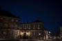 På Amalienborg Slot i København er der lys tændt i vinduerne i anledning af 75-året for Danmarks befrielse. Dronningen selv bor i øjeblikket på Fredensborg Slot.