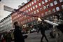 "4. Maj-Initiativet på Vesterbro" markerer 75-årsdagen for Danmarks befrielse med fakler og et banner ophængt tværs over Istedgade med parolen "Istedgade overgi'r sig aldrig" på den ene side og "4. maj 1945 - Danmarks Befrielse" stående på den anden på Vesterbro i København.