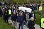 Digter Yahya Hassan blev tirsdag eftermiddag begravet på den muslimske gravplads på Vestre Kirkegård i Aarhus. Den 24-årige digter blev fundet død i sin lejlighed torsdag.