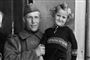 Russisk soldat holder dansk barn på armen ved befrielsen af Bornholm. Russerne forlod ikke øen før den 5. april 1946.