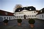 Folketingets partier har forhandlet hele torsdag på Marienborg for at få en aftale på plads om de efterfølgende genåbningsfaser af Danmark. (arkivfoto).