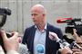 Tom Hagens forsvarer, advokat Svein Holden, svarer på spørgsmål fra journalister fredag eftermiddag. Han forlod fængslet med sin klient på bagsædet af sin grå Audi klokken 17.29.