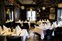 Ifølge virusforskere kan der på eksempelvis restauranter godt være mindre end to meters afstand mellem bordene, uden at det nødvendigvis gør smitterisikoen meget større. (Arkivfoto)