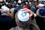 Hundredvis af jøder demonstrerede foran en jødisk synagoge i Berlin i 2018 mod en hadforbrydelse mod en ung mand, der bar den jødiske hovedbeklædning, kippa.