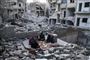 Byen Ariha i den sydlige del af Idlib-provinsen. Også her sætter borgerkrigen sig sine spor. På billedet holder en familie, der er tvunget på flugt, ramadan-middag ved solnedgang.