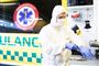 Ambulancebehandlere i Region Midtjylland har taget et nyt redskab i brug til at afgøre, om en person med coronavirus bør indlægges eller kan blive i eget hjem.
