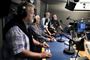 Ole Meisner, der på billedet ses længst til højre, er død i en alder af 76 år. Han arbejdede i 36 år på DR og blev en af landets meget kendte radiostemmer. (Arkivfoto)