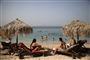 Grækerne nød solen, da de igen fik lov at tage på stranden lørdag - her lidt udenfor hovedstaden Athen. Men der er krav om, at man holder afstand på grund af faren for coronasmitte.