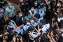 Den prodemokratiske politiker Wu Chi-wai ses her i sammenstød med politiet fredag i Hongkong. Han protesterer mod en ny varslet sikkerhedslov.