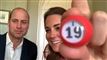 William og Kate. Kate holder et Bingo-nummer op for kameraet.