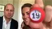 William og Kate. Kate holder et Bingo-nummer op for kameraet.