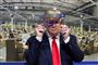 USA's præsident, Donald Trump, holder beskyttelsesudstyr op foran ansigtet under et besøg på Fords fabrik i Michigan torsdag. Præsidenten har gentagne gange fremhævet hydroxyklorokin og klorokin som noget, han selv mener kan have en gavnlig effekt mod coronavirus, og han siger, at han selv har taget malariamidlet.