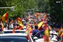Demonstranter med spanske flag kørte lørdag gennem Madrids gader i en drive-in demonstration indkaldt af højrefløjspartiet Vox. Også i flere andre byer var der demonstrationer mod regeringens håndtering af coronakrisen og ikke mindst nedlukningen og de konsekvenser, den har for den spanske økonomi.