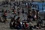 Lokale borgere solbader på en strand i Barcelona. Fra 1. juli håber den spanske regering på at få millioner af udenlandske turister til at fylde op på strandene igen efter den alvorlige coronakrise.