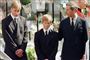 Prins William (tv.) står sammen med sin bror, prins Harry (midten), og sin far, prins Charles (th.), under prinsesse Dianas begravelse i september 1997. (Arkivfoto)