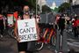En demonstrant i Washington D.C. bærer et skilt med teksten "Jeg kan ikke trække vejret" under en march på Pennsylvania Avenue på vej mod Det Hvide Hus fredag. Den brutale anholdelse af George Floyd blev optaget på en mobiltelefon, og på optagelserne kan man flere gange høre ham sige, at han ikke kan få luft. Ordnene "I can't breath" er hurtigt blevet slagord mod politivold i USA.