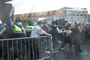 I New York City brugte politiet fredag tåregas mod demonstranter under en protest. George Floyds død har vakt debatten om racespørgsmål og brugen af unødig politivold til live igen i USA.
