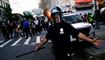 New York City står i brand - politibil kører direkte ind i demonstranter