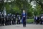 Den amerikanske præsident, Donald Trump, går i Lafayette Park mellem politi på vej mod kirken St. John's for at få taget billeder.