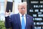 Donald Trump poserer med biblen foran den beskadigede kirke St. John's i Washington D.C.