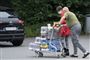 En række danskere har fredag benyttet muligheden for at handle i Fleggaard ved grænseovergangen til Kruså kort efter medlingen om den tyske grænseåbning. Her ses et par fra Kliplev, der hurtigt tog turen over grænsen for at handle.
