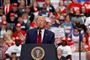 Præsident Donald Trump, som her taler til tilhængere i Charlotte i North Carolina tidligere i år, har i et tweet meddelt, at han udskyder et omstridt vælgermøde i Oklahoma den 19. juni, da det er samme dag, som landet markerer slaveriets ophævelse. Vælgermødet udsættes en dag.