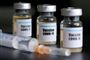Vaccinen man venter på i hele verden. EU sætter sin lid til det svensk-britiske medicinalselskab AstraZeneca, men mange andre steder i verden arbejdes der på livet løs for at udvikle en vaccine mod coronavirus.