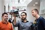 Lektor Emad Samuel Malki Ebeid (i midten) fra Syddansk Universitets dronecenter viser en af de specialdesignede droner frem.