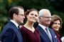 Kong Carl Gustaf og dronning Silvia (til højre) deler bryllupsdag med deres datter, kronprinsesse Victoria. Regentparret blev gift den 19. juni 1976, mens kronprinsessen og prins Daniel (til venstre) blev gift 19. juni 2010. (Arkivfoto)